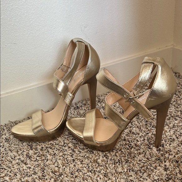 Nine West Metallic Gold Heels - Picture 4 of 17